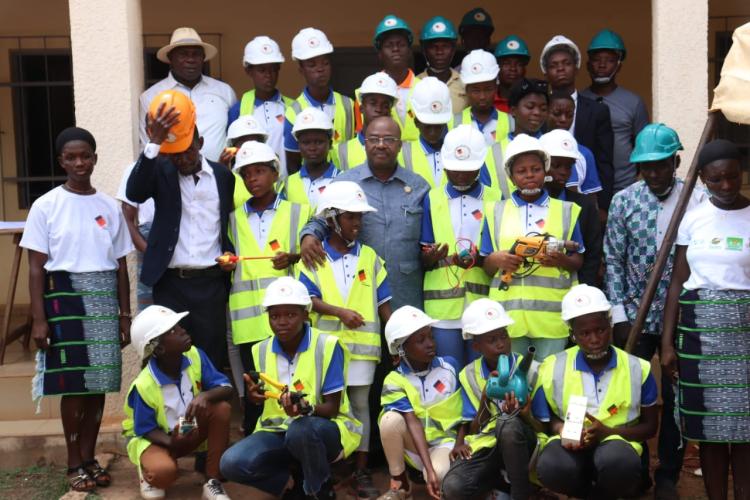   Côte d’Ivoire : Formation Professionnelle/ Le Député AKOTO OLIVIER apporte son SOUTIEN à la FORMATION des JEUNES au GÉNIE TECHNOLOGIQUE de  Daoukro  ...